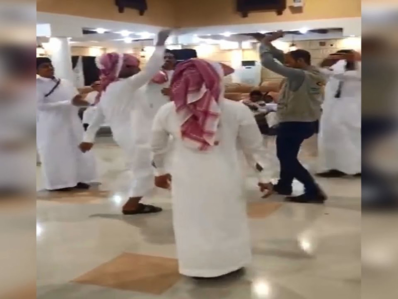 اضغط لمشاهدة الفيديو: شاب أجنبي في عرس يحاول تقليد الرقص السعودي